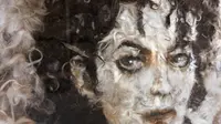 Seorang seniman melukis wajah selebriti dunia dengan menggunakan bulu anjing?
