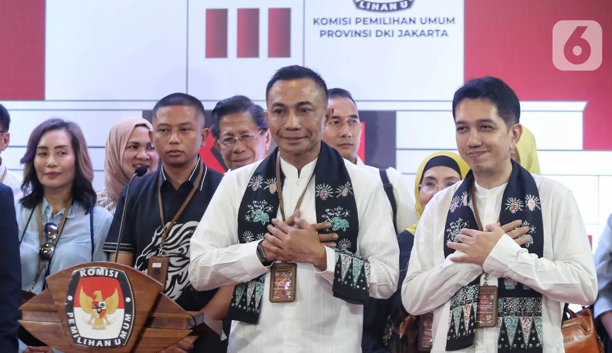 Penting diketahui Dharma Pongkrekun dan Kun Wardana adalah satu-satunya bakal pasangan calon yang maju dari jalur independen. (Liputan6.com/Angga Yuniar)