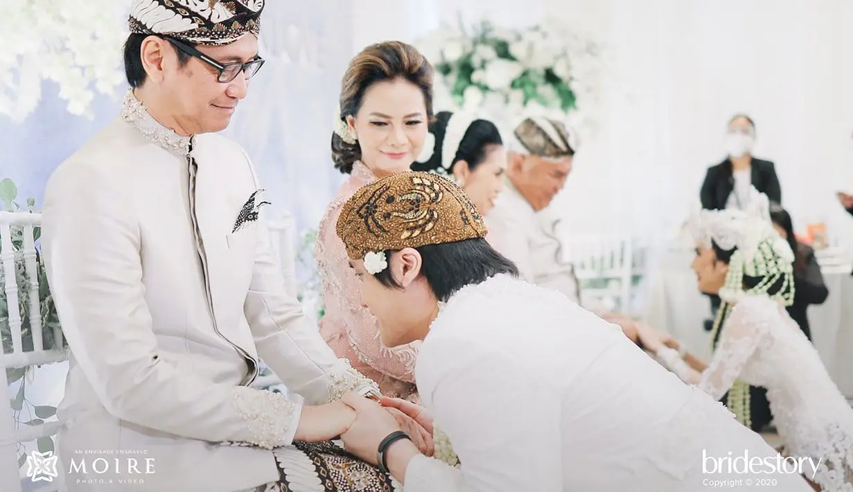 Di kesempatan yang sama, Vicy juga menyampaikan pendapatnya mengenai sosok Kevin yang kini menjadi suaminya. Menurut Vicy, 5 tahun berpacaran, ia sudah mengenal seorang Kevin. Baginya, Kevin adalah laki-laki yang bertanggung jawab. (Instagram/thebridestory)