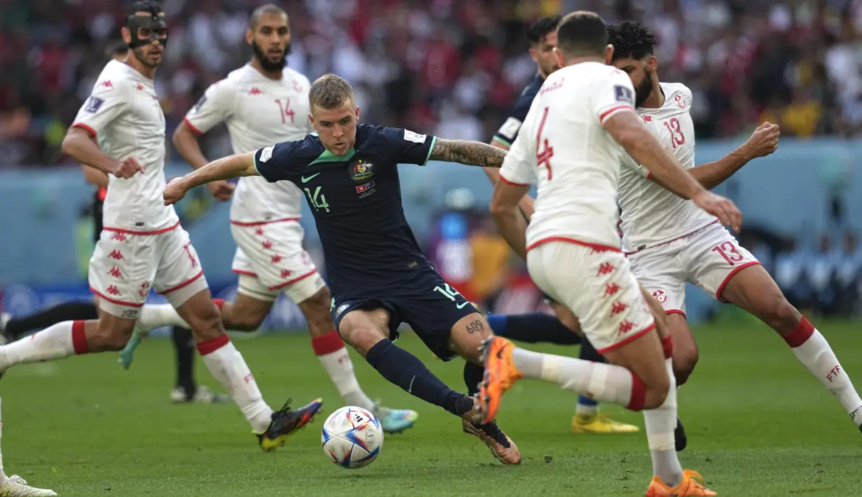 <p>Gelandang Australia, Riley McGree membawa bola saat bertanding melawan Tunisia selama pertandingan grup D Piala Dunia 2022 di Stadion Al Janoub di Al Wakrah, Qatar, Sabtu, 26 November 2022. Kemenangan ini membuat Australia untuk sementara berada di posisi dua klasemen Grup D Piala Dunia 2022 dengan torehan tiga poin, di bawah Prancis yang unggul head to head. (AP Photo/Ebrahim Noroozi)</p>