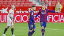 Gelandang Barcelona, Frenkie de Jong, saat ditaklukkan Sevilla pada laga leg pertama semifinal Copa del Rey di Estadio Ramon Sanchez Pizjuan, Kamis (11/2/2021). Barcelona tumbang dengan skor 2-0. (AP/Angel Fernandez)