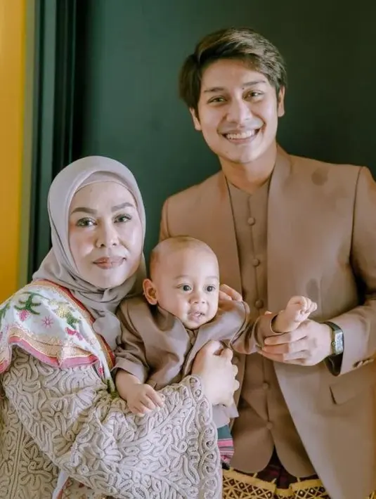 <p>Mama Redi juga terlihat sangat akrab dengan Rizky Billar. Oleh karena itu, Baby Leslar terlihat bahagia dikelilingi oleh orang-orang tersayang. (Foto: instagram.com/mamah_kejora)</p>