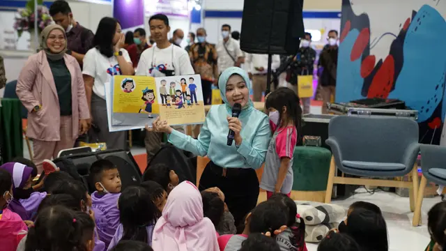 Atalia Praratya ketika membacakan buku dongeng Dinda Tidak Rewel Lagi di IIBF 2022 Jakarta, 9 November 2022. (Foto: Dok. Penerbit Erlangga)