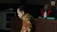 Terdakwa korupsi proyek e-KTP, Setya Novanto saat mengikuti sidang pembacaan putusan di Pengadilan Tipikor, Jakarta, Selasa (24/4). Setya Novanto divonis hukuman pidana 15 tahun penjara dan denda Rp 500 juta. (Liputan6.com/Helmi Fithriansyah)