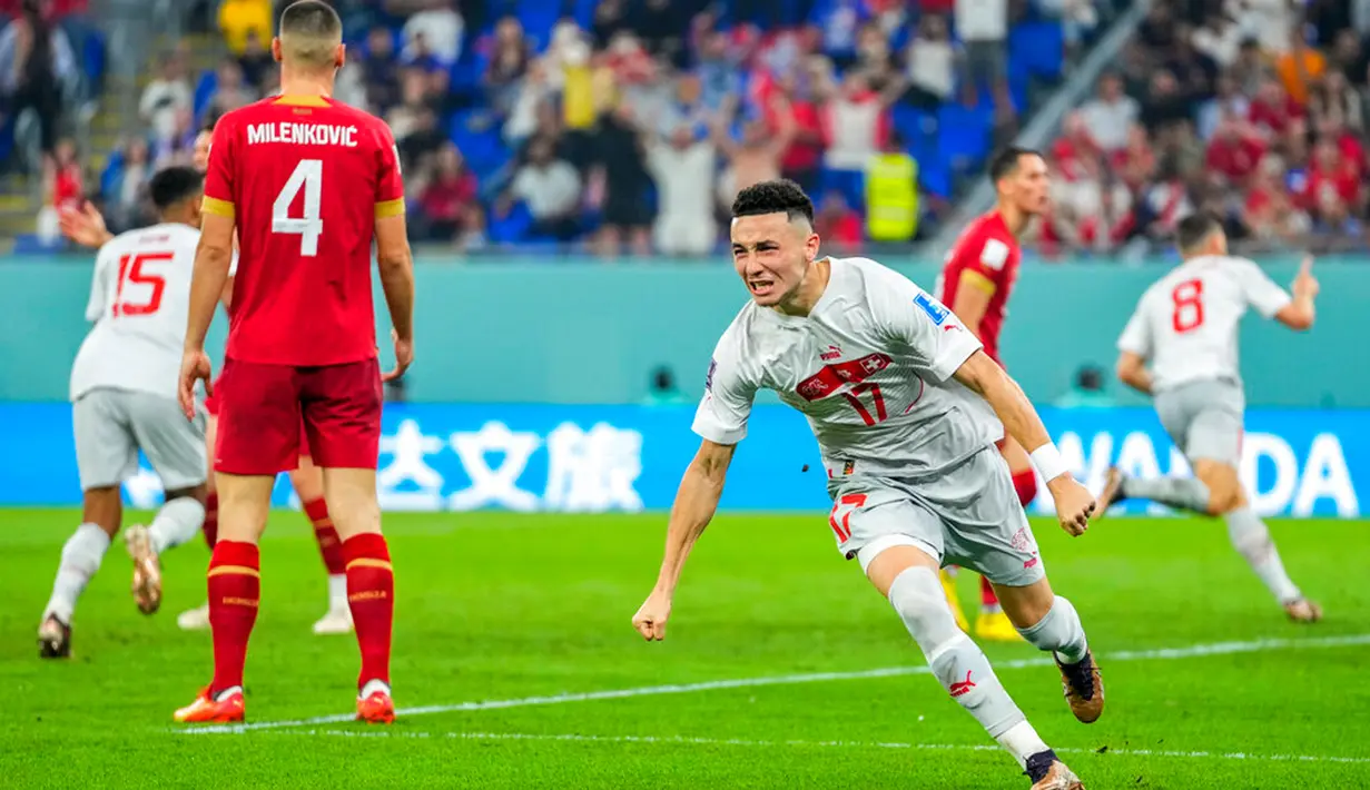 Pemain Swiss Ruben Vargas melakukan selebrasi usai rekan setimnya Remo Freuler mencetak gol ke gawang Serbia pada pertandingan sepak bola Grup G Piala Dunia 2022 di Stadion 974, Doha, Qatar, 2 Desember 2022. Swiss melaju ke babak 16 besar Piala Dunia 2022 setelah mengalahkan Serbia dengan skor 3-2. (AP Photo/Petr David Josek)