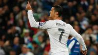 Gelandang Real Madrid, Cristiano Ronaldo melakukan selebrasi usai mencetak gol kegawang Wolfsburg di leg kedua liga Champions di Santiago Bernabeu, Spanyol (13/4). Madrid menang atas Wolfsburg dengan skor 3-0. (Reuters/Sergio Perez)