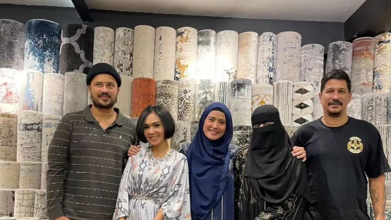 Potret Umi Pipik hadir dalam acara kajian dan buka bersama di rumah bos karpet (Sumber: Instagram/_ummi_pipik_)
