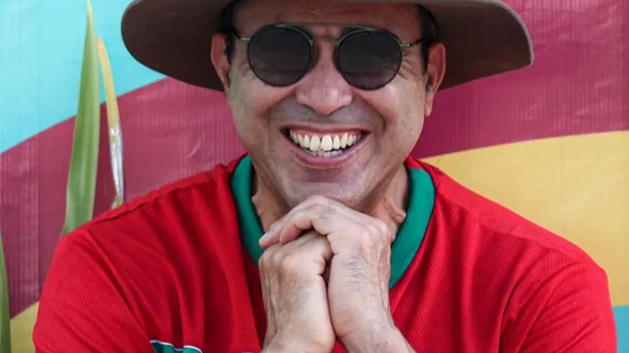 Suporter Maroko berkaca mata gelap dan topi koboi itu diketahui bernama Mohammad Aziz Mrabet.