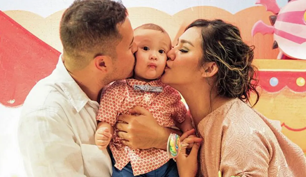 "Dari dulu, kebiasaan dikeluargaku tiap kali sang anak ulang tahun adalah foto kecup kanan kiri sama mama papa.." tulis Sissy sebagai keterangan foto saat mencium pipi putranya. (Instagram/sysiio)