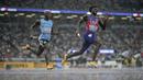 Pelari Amerika Serikat, Jacory Patterson (kanan) dan pelari Botswana, Letsile Tebogo (kiri) berkompetisi dalam nomor estafet 4 x 400 meter putra di Kejuaraan Dunia Atletik di Tokyo, Jepang, Minggu (21/09/2025). (AP Photo/Louise Delmotte)