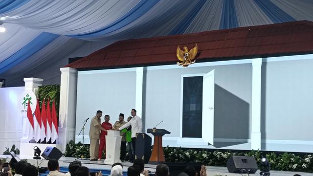 Presiden Prabowo Subianto melaksanakan akad massal 26.000 KPR Sejahtera FLPP (Fasilitas Likuiditas Pembiayaan Perumahan). (Foto: Liputan6.com/Maulandy Y)