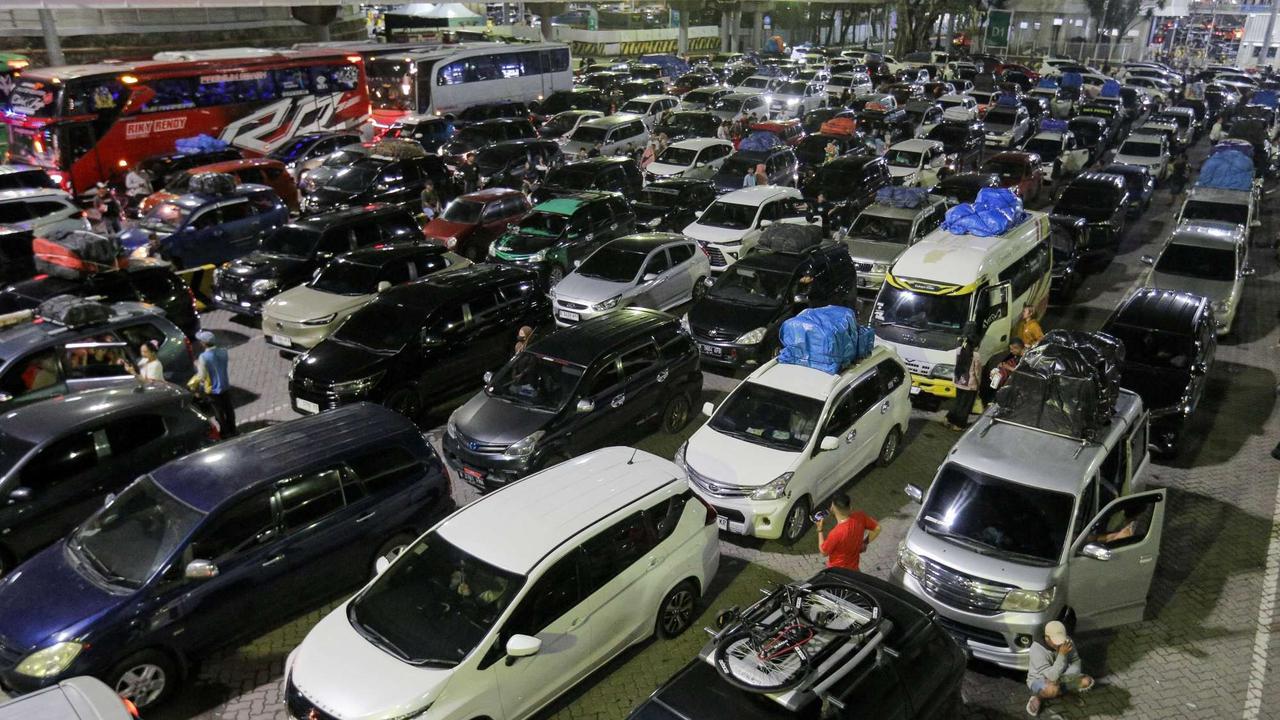 Kendaraan pemudik padati Pelabuhan Merak