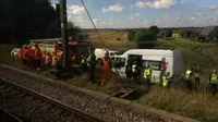 Rombongan pendukung Arsenal balik kanan setelah kereta yang ditumpangi menambrak ternak (Metro.co.uk)