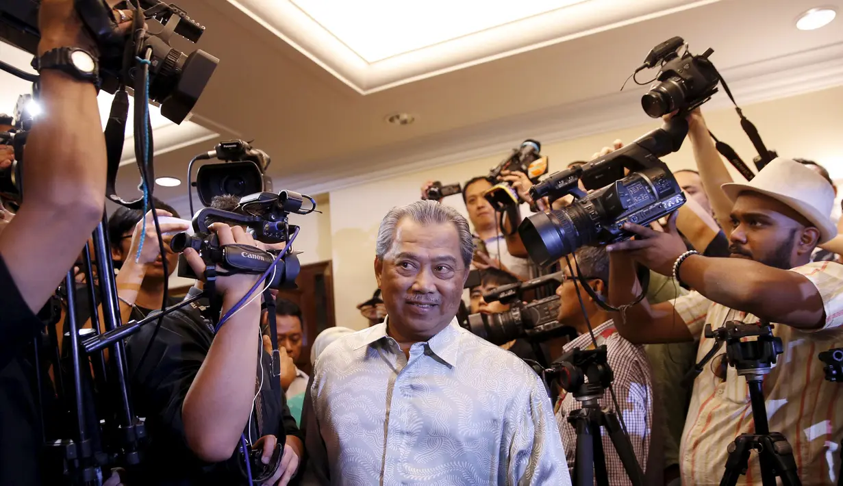Mantan Wakil PM, Muhyiddin Yassin tiba di ruang konferensi pers, Kuala Lumpur , Malaysia, Rabu, (29/7/2015).  Perdana Menteri Malaysia Najib Razak memecat wakilnya, Muhyiddin Yassin dalam perombakan kabinet pada 28 Juli 2015. (REUTERS/Olivia Harris)