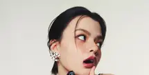 Dalam potret close-up yang memancarkan kepercayaan diri dan daya pikat, Becky tampil effortless mengenakan tank top hitam berlogo ikonik Chanel, dipadukan dengan jeans kasual dan aksesori statement berupa anting logam besar berbentuk logo “CC”. [Dok/CHANEL].