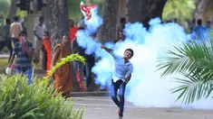 Mahasiswa melempar tabung gas air mata saat unjuk rasa yang berujung bentrok di Kolombo, Sri Lanka, Rabu (17/5). Mereka menolak universitas medis swasta yang dianggap membahayakan tradisi pendidikan yang didanai pemerintah. (AP/Eranga Jayawardena)