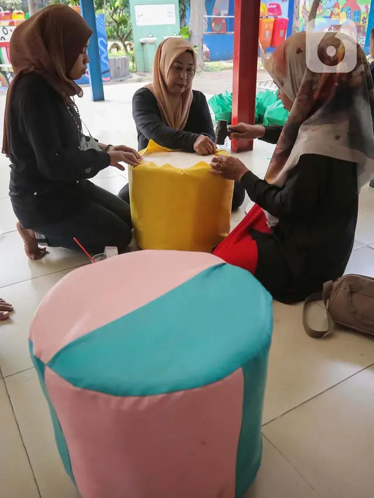 Selain itu, juga memanfaatkan sampah dengan menyulapnya menjadi barang yang memiliki nilai ekonomis.