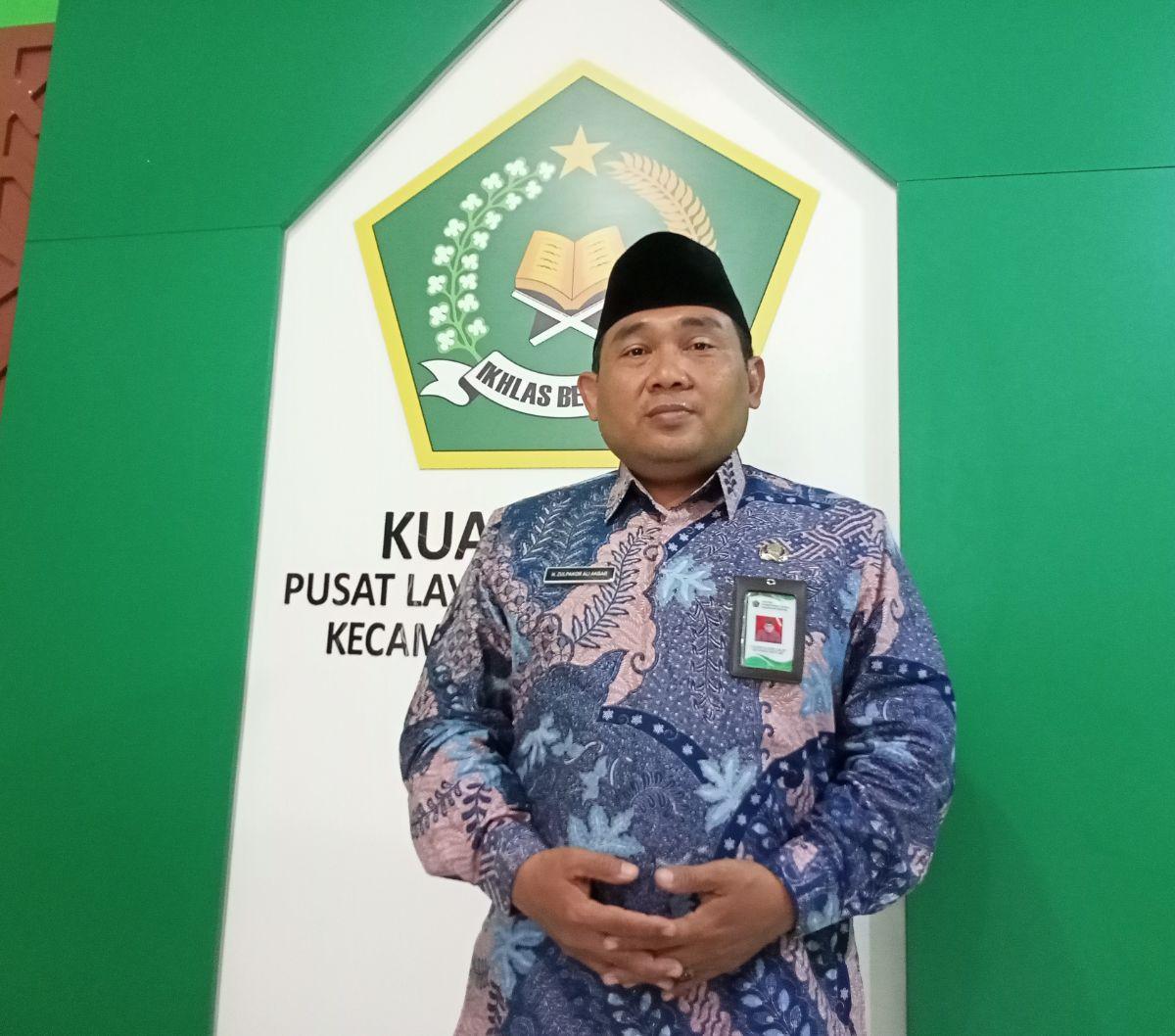 "Termasuk saya, pakai motor. Makanya kalau ngelihat orang bawa motor ngebut pakai peci, itu pasti penghulu tuh hehehe," tuturnya sambil tertawa.