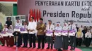 Presiden Joko Widodo atau Jokowi, Mendikbud Muhajir Effendy, dan perwakilan siswa-siswi SD, SMP, SMA se Provinsi Gorontalo foto bersama pada acara penyerahan Kartu Indonesia Pintar (KIP) di Gorontalo, Jumat (1/3). (Liputan6.com/Arfandi Ibrahim)