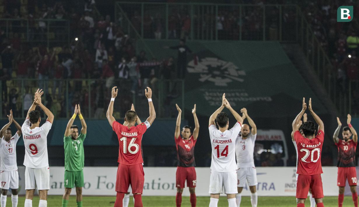 Pemain Indonesia dan Palestina melakukan viking clap pada laga Asian Games di Stadion Patriot, Jawa Barat, Rabu (15/8/2018). Indonesia takluk 1-2 dari Palestina. (Bola.com/Vitalis Yogi Trisna)