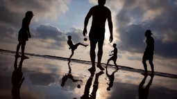 Orang-orang bermain footvolley di pantai di Tel Aviv, Israel, pada 5 Juli 2020. (AP Photo/Oded Balilty)
