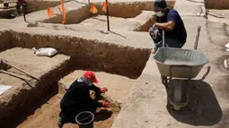 Para pekerja bekerja di sebuah situs arkeologi di Kota Yavne, Israel tengah, pada 25 Agustus 2020. Harta karun langka berupa 425 koin emas murni berumur sekitar 1.100 tahun ditemukan di Israel tengah, demikian disampaikan Otoritas Kepurbakalaan Israel pada Senin (24/8). (Xinhua/Gil Cohen Magen)