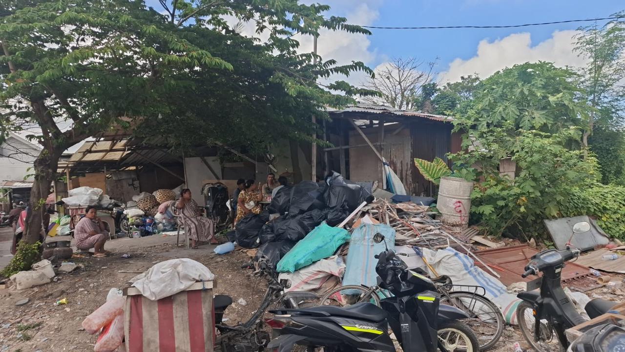 Polisi memantau pemadaman kebakaran gudang rongsokan di Jalan Nakula, Gang Jatayu, Banjar Mergaya, Desa Pemecutan Klod, Kecamatan Denpasar Barat, Kota Denpasar, Bali, (doukumen Humas Polresta Denpasar).