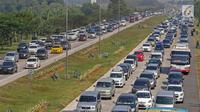 Mobil pemudik memadati dua ruas Jalan Tol Cikopo Palimanan (Cipali) pada Km 187 sebelum pintu keluar Gerbang Tol Cipali, Cirebon, Jawa Barat, Sabtu (1/6/2019). Memasuki H-4 Lebaran, kepadatan terjadi di ruas Tol Cipali di Km 73 sampai dengan Km 78 dan Km 86. (Liputan6.com/Herman Zakharia)