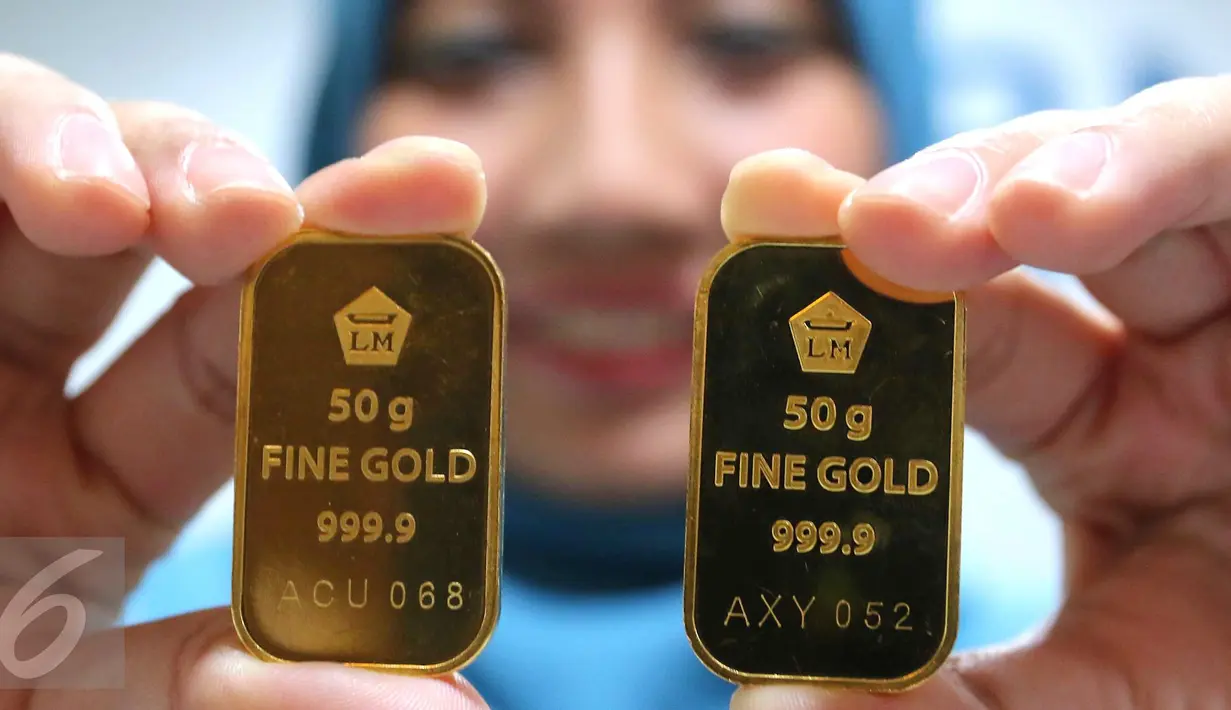 Perhari ini harga jual emas batangan Antam ukuran satu gram dibanderol di harga Rp 599.000 per gram, Jakarta, Senin (10/10). Sedangkan harga buyback emas atau pembelian kembali, naik Rp 1.000 menjadi Rp 525 ribu per gram. (Liputan6.com/Angga Yuniar)
