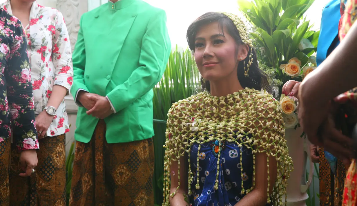 "Konsep pernikahan Jawa modern, jadi tidak ada panggih karena hari ini sudah prosesi budaya sudah kita jalani, besok itu mungkin akad nikah dengan keluarga aja nah malemnya ada resepsi," kata Erna Santoso, Jumat (19/1). (Nurwahyunan/Bintang.com)