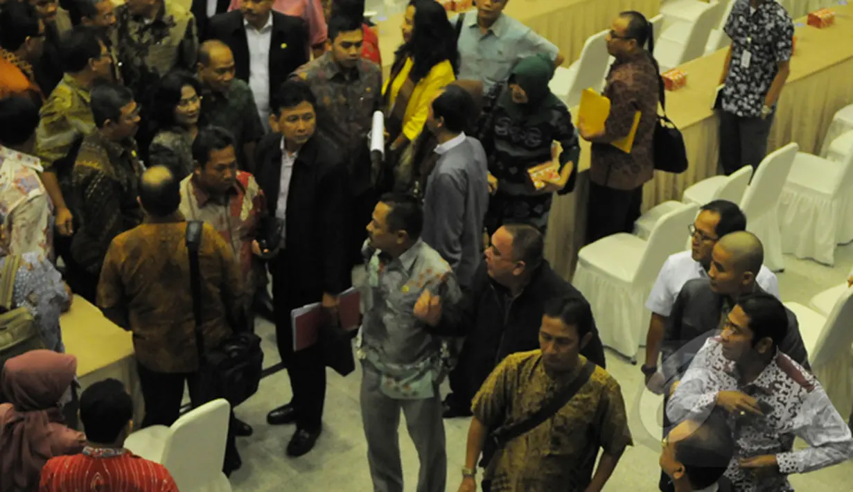Wakil Ketua DPRD DKI Abraham 'Lulung' Lunggana dan peserta rapat meninggalkan ruang mediasi pembahasan APBD 2015 antara Pemprov DKI dengan DPRD DKI Jakarta di Kantor Kementerian Dalam Negeri, Kamis (5/3/2015) . (Liputan6.com/Herman Zakharia)