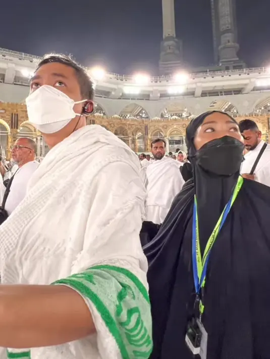 <p>Ayu Dewi dan Regi Datau menjalani Sa'i bersama. (Foto: Instagram/ mrsayudewi)</p>
