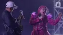 Penyanyi dangdut legendaris, Elvy Sukaesih tampil pada hari kedua Synchronize Fest 2024 di JIExpo Kemayoran, Jakarta, Sabtu (5/10/2024). (Liputan6.com/Herman Zakharia)