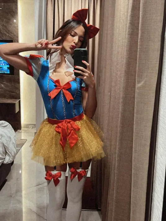 Nia Ramadhani tampilkan pesona centil dengan kostum Snow White yang didekontruksi. Memadukan short puffy sleeve biru putih dengan rok mini tulle berwarna kuning. Aksen pita meramaikan kostum Snow White ala Nia Ramadhani [@ramadhaniabakrie]