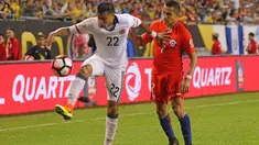 Bek Kolombia, Jeison Murillo (kiri) saat menahan bola dari penyerang Chile Alexis Sanchez pada pertandingan semifinal Copa America Centenario 2016 di Soldier Field, AS, (22/6). Chile menang dengan skor 2-0. (Dennis Wierzbicki/ USA TODAY Sports)