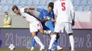 Penyerang Inggris, Harry Kane, berebut bola dengan pemain Islandia, Kari Arnason, pada laga UEFA Nations League di Stadion Laugardalsvollur, Minggu (6/9/2020). Inggris menang tipis dengan skor 1-0. (AP/Brynjar Gunnarson)