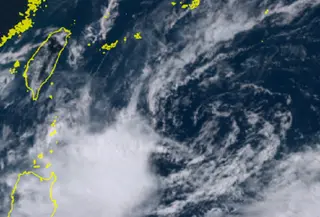Gambar satelit menunjukkan sekelompok besar hujan dan badai di dekat Filipina pada Selasa sore, waktu setempat. (Badan Meteorologi Jepang / Himawari 8)