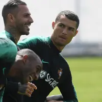 Ekspresi Cristiano Ronaldo (kanan) saat pemanasan dengan Ricardo Quaresma dan Ricardo Pereira (kiri) pada sesi latihan di Kratovo, Moskow, (12/6/2018). Portugal akan mejalani laga perdana grup B melawan Spanyol. (AFP/Francisco Leong)