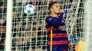 Bek Barcelona, Adriano melakukan selebrasi usai mencetak gol keduanya kegawang AS Roma pada laga Grup E Liga Champions di Camp Nou, Spanyol, Rabu (25/11). Barcelona menang telak atas AS Roma dengan skor 6-1. (AFP/PAU BARRENA)