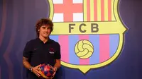 Antoine Griezmann berpose saat pemotretan di Barcelona, Spanyol, Sabtu (13/7/2019). Griezmann bakal mendampingi Lionel Messi dan Luis Suarez di lini depan. (AP Photo/Emilio Morenatti)