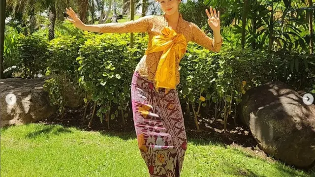 Liburan Bareng Keluarga di Kuta, Kang Sora Kenakan Pakaian Penari Bali dan Menyantap Sate Ayam.  foto; Instagram @reveramess_