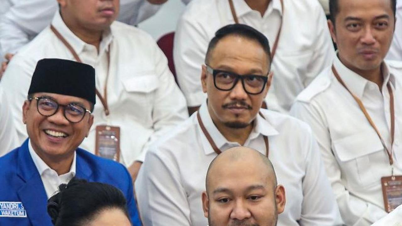 Di tengah bangku para hadirin itu, terlihat Titiek dan Didiet mengenakan atasan kemeja berwarna putih. Foto: Liputan6.com / Angga Yunniar