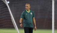 Pelatih Timnas Indonesia U-17, Kurniawan Dwi Yulianto, saat memimpin sesi latihan timnya di Stadion Gelora 10 November, Surabaya, Jawa Timur, Sabtu (18/4/2026) malam WIB. Tim Garuda Muda dijadwalkan akan bersua Timnas Vietnam U-17 pada laga terakhir Grup A Piala AFF U-17 2026 di 
Stadion Gelora Delta, Sidoarjo, Minggu (19/04/2026) malam WIB. (Bola.com/Muhammad Iqbal Ichsan)