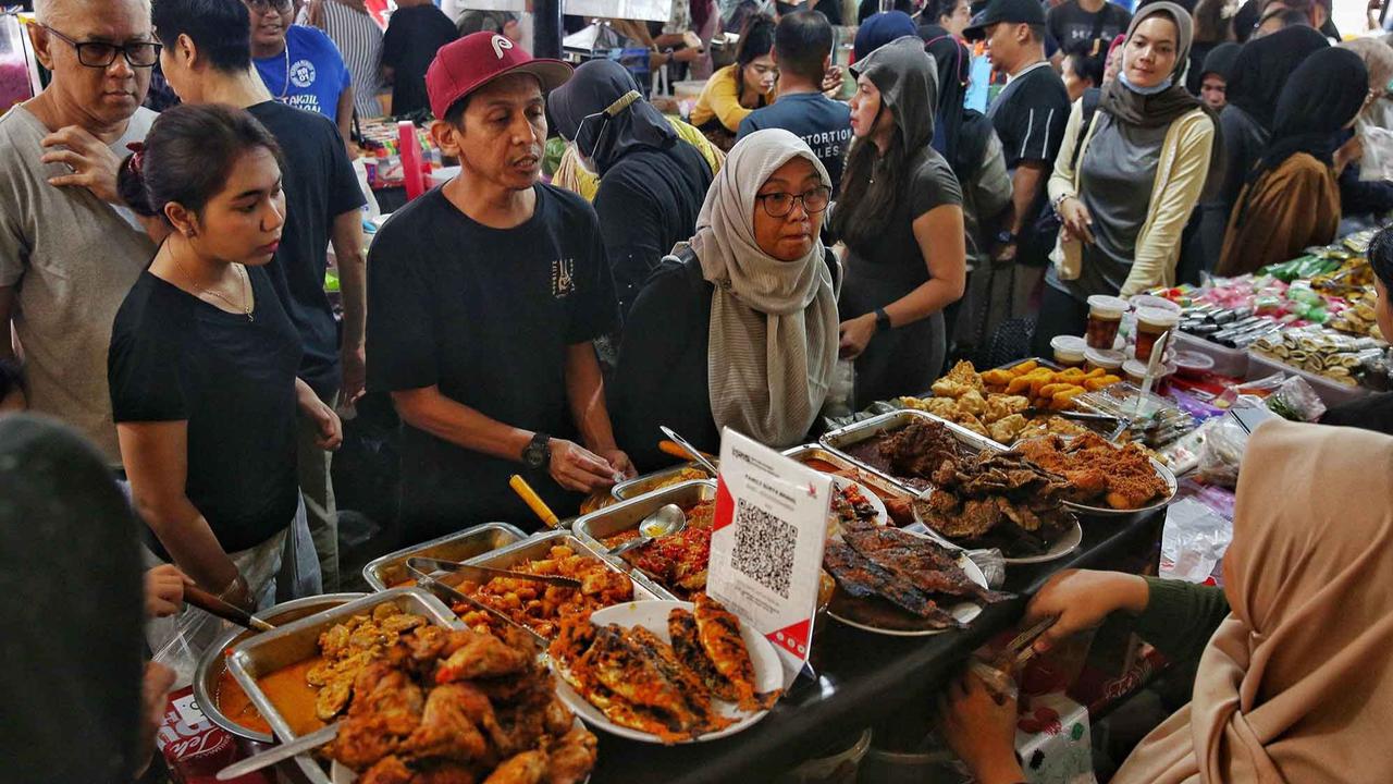 FOTO: Berdesakan Berburu Takjil Di Pasar Benhil