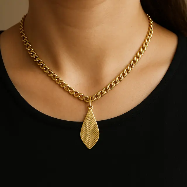 Model Kalung Rantai Tebal dengan Liontin untuk Ibu-Ibu