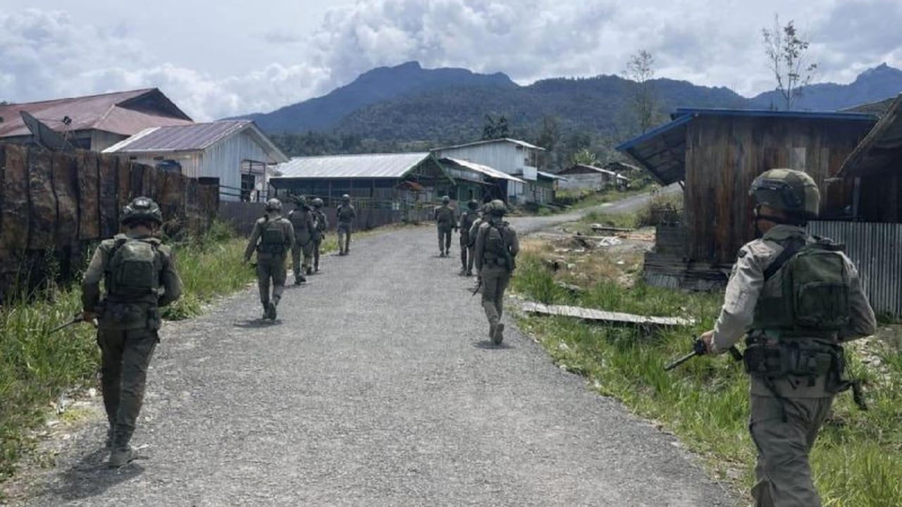 Patroli Humanis Satgas Damai Cartenz Bawa Kedamaian di Ilaga, Papua Tengah