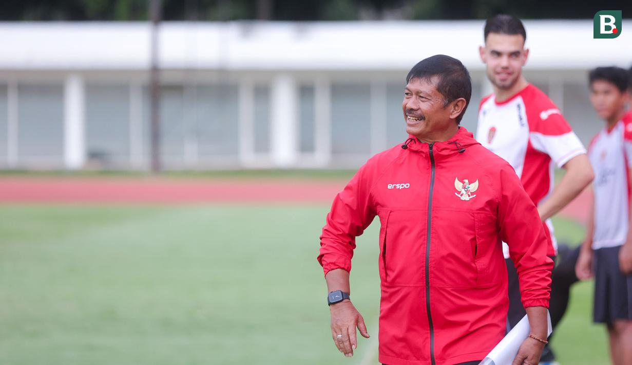 Pelatih Timnas Indonesia U-20, Indra Sjafri, memimpin sesi latihan terbuka di Stadion Madya, Kompleks Gelora Bung Karno, Senayan, Jakarta, Rabu (15/1/2025). Latihan tersebut untuk persiapan Piala Asia U-20 2025. (Bola.com/M Iqbal Ichsan)