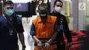 Kepala Bidang Pengadaan dan Pengembangan BKD Kab Subang (2012 -2016), Heri Tantan Sumaryana (kanan) digiring petugas usai menjalani pemeriksaan, di Gedung KPK Merah Putih, Jakarta, Kamis (10/9/2020). KPK menahan Heri Tantan Sumaryana terkait kasus dugaan gratifikasi. (Liputan6.comHelmi Fithriansyah)