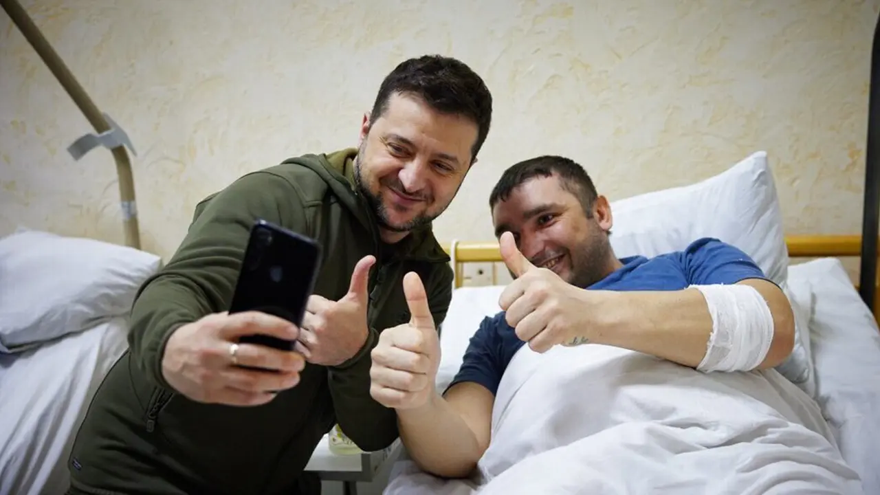 FOTO: Presiden Ukraina Volodymyr Zelenskyy Temui Tentara yang Terluka