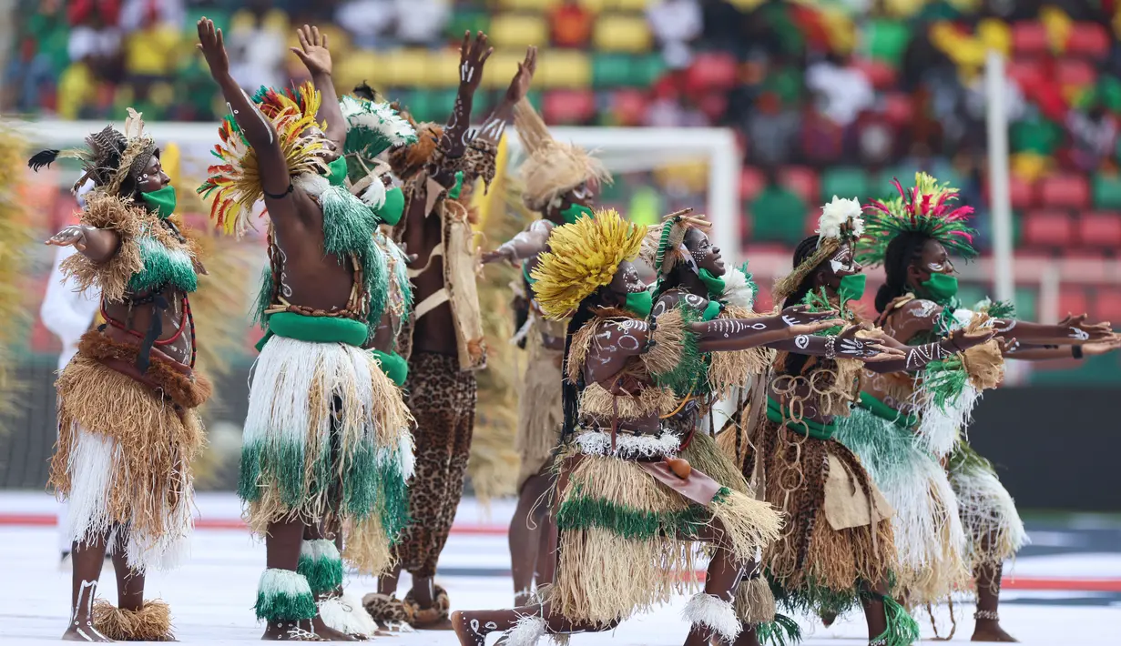 Para penari tampil dalam upacara pembukaan turnamen sepak bola Piala Afrika (CAN) 2021 di Stade d'Olembé di Yaounde (9/1/2022). Kamerun untuk kali kedua menjadi tuan rumah Piala Afrika setelah pada 1972. (AFP/Kenzo Tribouillard)